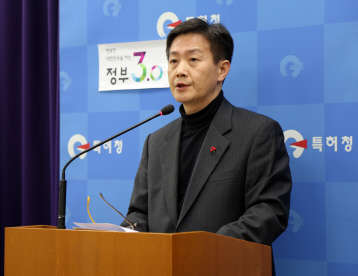 권오정 특허청 산업재산보호협력국장이 18일 정부대전청사에서 지식재산권 허위표시 신고센터 개설 등에 관한 브리핑을 하고 있다. 특허청 제공
